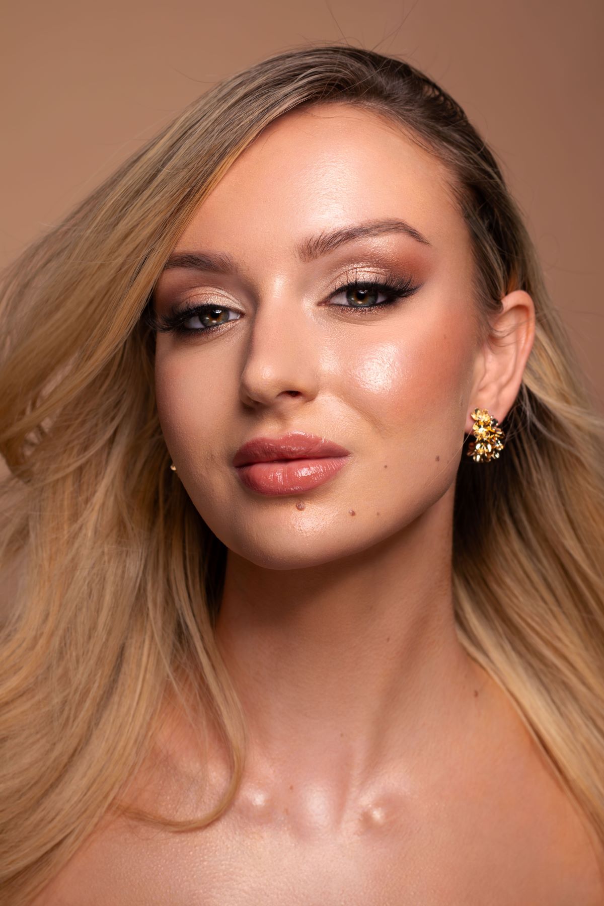 Soft glam menyasszonyi smink – elegáns, ragyogó esküvői stílus